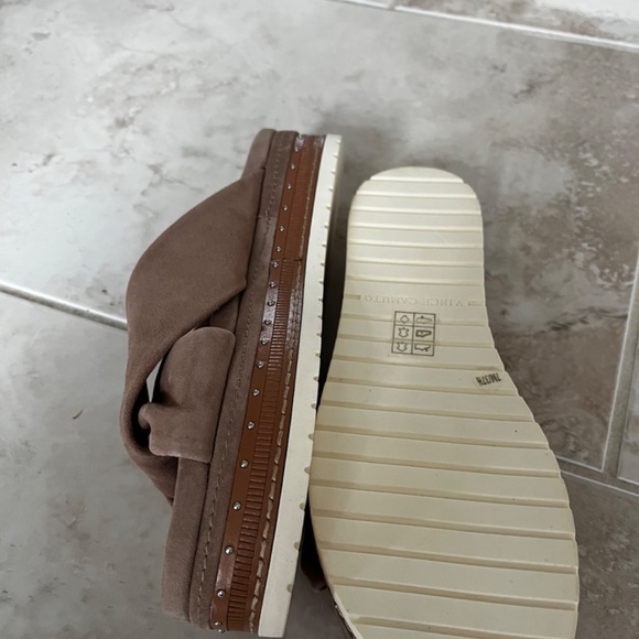 Vince Camuto platform slides - Picture 2 of 2